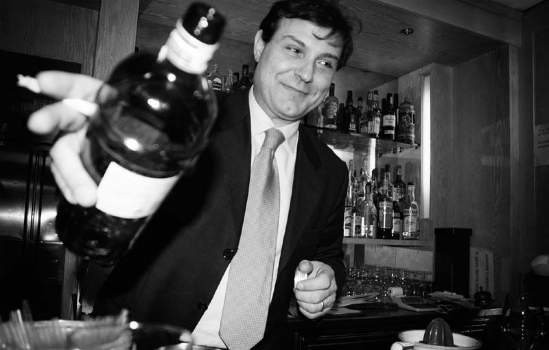 La famiglia Camponeschi si dedica all'Arte del Vino dal 1968, da quando Marino Camponeschi apre l'omonima Azienda Agricola sui colli Lanuvini, in prossimità del Parco Archeologico dell'Appia Antica. Qui Marino inizia a coltivare con passione 20 ettari di vitigni selezionati che ancora oggi danno vita a ottime etichette tra le quali spiccano il Carato rosso, la Malvasia, lo Shiraz, il Vetus e il brut Camponeschi, un apprezzato spumante realizzato con Metodo Classico.